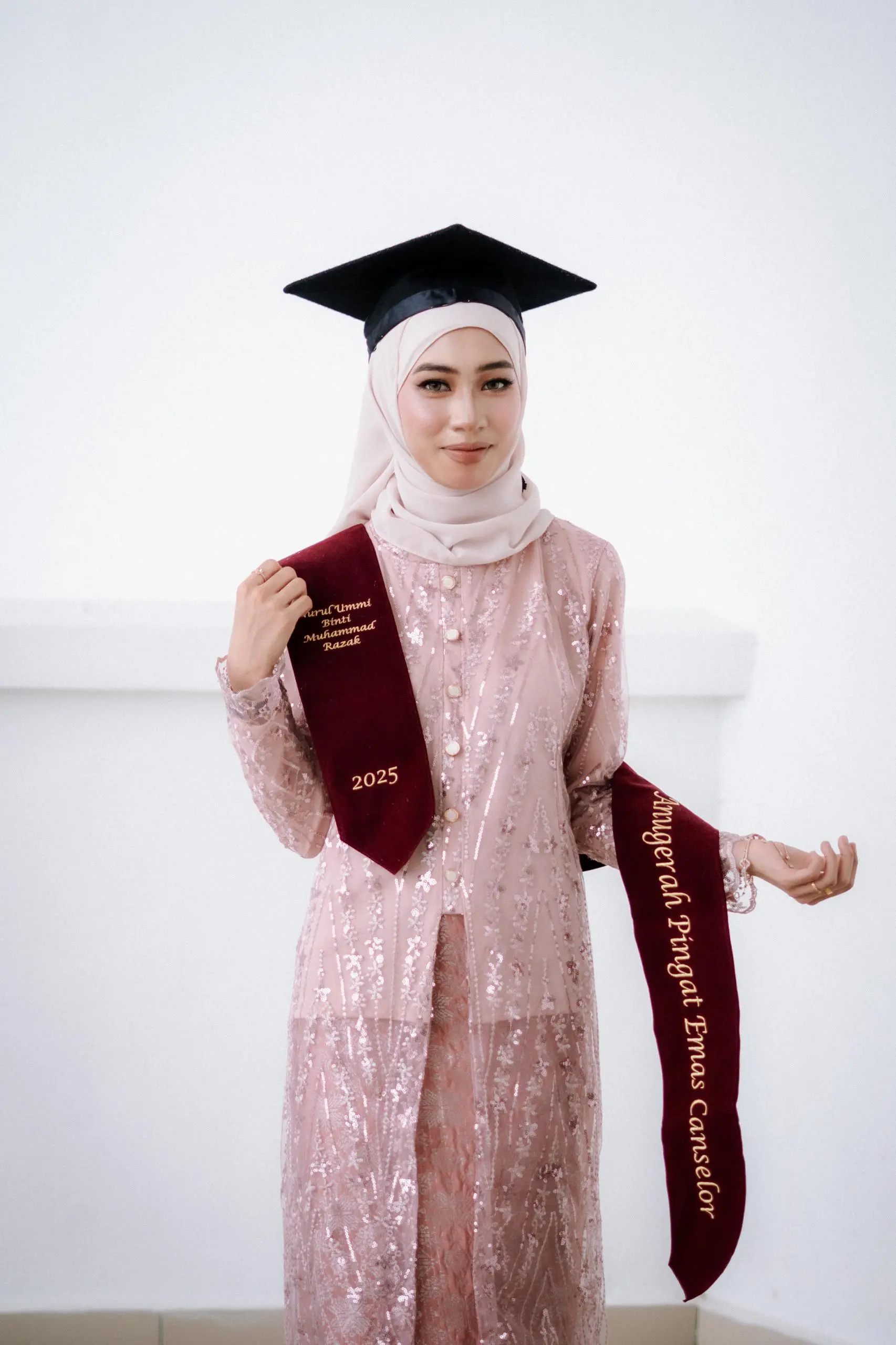 Nurul Ummi with the Chancellor's Gold Medal